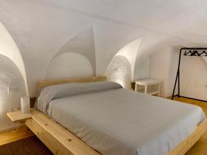 a bedroom with a bed in a room with arches at Il cortile in centro in Pesaro