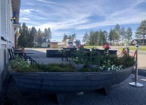 a large stone planter with flowers and plants in it at Motel Käpylä in Keminmaa