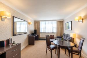 TV a/nebo společenská místnost v ubytování Mercure Maidstone Great Danes Hotel
