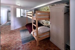 sypialnia z 2 łóżkami piętrowymi w pokoju w obiekcie Le Logis K, le charme au cœur de Saint Pair w mieście Saint-Pair-sur-Mer