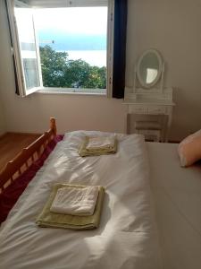 Un pat sau paturi într-o cameră la Apartman Petra