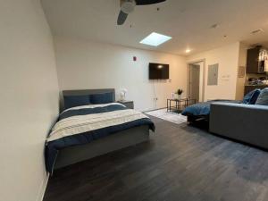 ein Schlafzimmer mit einem Bett und einem Sofa in der Unterkunft Apt 255 Cozy and Sleek Dwelling Min from Ft Leavenworth in Leavenworth