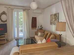 uma sala de estar com um sofá e uma mesa em ELIAS APARTMENT em Atenas