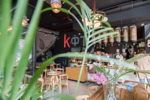 OLIVERA APARTMENT في بلغراد: مطعم به طاولات وكراسي و إناء من الزهور
