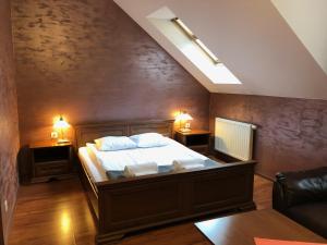 um quarto com uma cama e duas mesas e dois candeeiros em Sosnowy Dworek em Borków