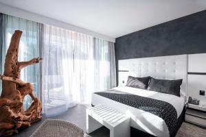 Postel nebo postele na pokoji v ubytování Suites Natura Mas Tapiolas