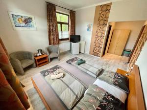 1 Schlafzimmer mit 2 Betten in einem Zimmer in der Unterkunft Reitmayer in Nový Smokovec