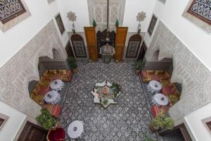 uma vista superior de um restaurante com mesas e cadeiras em Pacha Palace em Fez