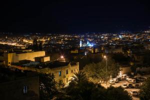 Nespecifikovaný výhled na destinaci Fès nebo výhled na město při pohledu z riadu