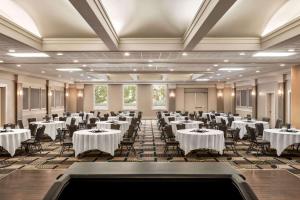 Un restaurant u otro lugar para comer en Royal Hotel Calgary, Trademark Collection by Wyndham