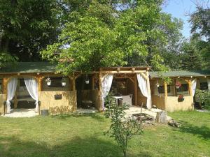 una casa en un patio con una tienda de campaña en Őrségi Nomád-Lak Nomád 1, en Kercaszomor