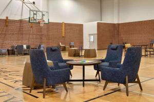 ein Zimmer mit Stühlen, einem Tisch und einem Basketballkorb in der Unterkunft Leavenworth Local Hotel in Leavenworth