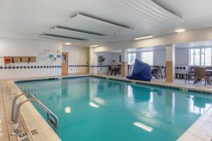 une grande piscine d'eau bleue dans l'établissement Comfort Inn Charlotte, à Charlotte