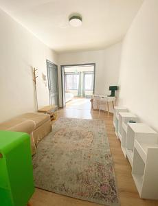 - un salon avec un lit et un tapis dans l'établissement The Bachelor Backpacker Spot, à Bruxelles