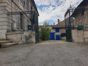 une porte menant à un bâtiment avec un garage bleu dans l'établissement Le Chateau, à Châteauponsac