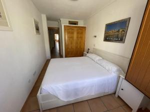 ein Schlafzimmer mit einem weißen Bett in einem Zimmer in der Unterkunft AR27-4 Impresionantes vistas al mar. in Villajoyosa