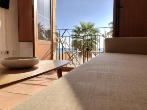 Zimmer mit einem Tisch und Meerblick in der Unterkunft AR27-4 Impresionantes vistas al mar. in Villajoyosa
