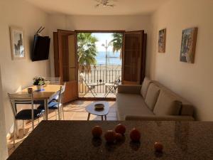 ein Wohnzimmer mit einem Sofa und einem Tisch in der Unterkunft AR27-4 Impresionantes vistas al mar. in Villajoyosa