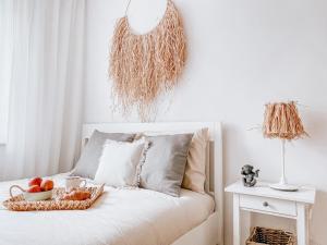 a bedroom with a bed with a basket of fruit on it at Apartamenty Flat White Ruczajowa in Zielona Góra
