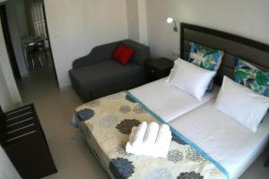 a small room with two beds and a couch at Mare D'Oro in Sarti