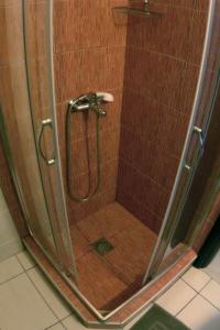 una doccia con porta in vetro in bagno di Mare D'Oro a Sárti