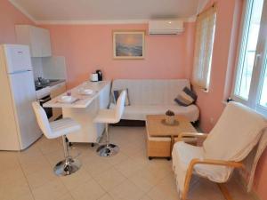 - un salon avec un canapé blanc et une table dans l'établissement Apartments Mila, à Murter