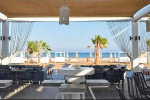 Reštaurácia alebo iné gastronomické zariadenie v ubytovaní JOYNANT #Mangroovy 2Bedroom Pool View- Free Beach Access #GOUNA