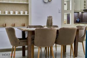 uma sala de jantar com uma mesa de madeira e cadeiras em G7 Budapest - hostAID em Budapeste