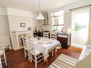 uma cozinha e sala de jantar com mesa e cadeiras em Pilgrim Cottage em Bishop Auckland