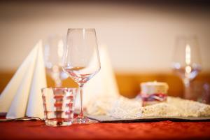 ein Weinglas auf einem Tisch mit einer Kerze in der Unterkunft Panorama in Sexten