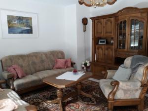 uma sala de estar com um sofá e uma mesa em Am Klinikum em Solingen