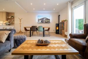 uma sala de estar com uma mesa e um sofá em Casa Rural Hacienda Montorio em Montorio