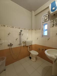 y baño con ducha, aseo y lavamanos. en Hotel Kasauli Regency Stags Not Allowed, en Kasauli