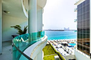 Palm Chateau Apartments Dubai veya yakınında bir havuz manzarası