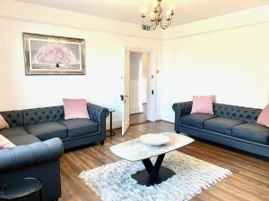 Fotografie z fotogalerie ubytování The Farmhouse - Sleeps 12 with Private Grounds v destinaci Hailsham