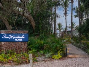 un cartello per l'hotel Santa Margarita di fronte a un giardino di San Martinho Hotel a Vila Praia Do Bilene