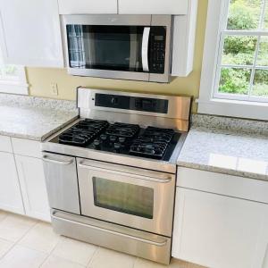 Afbeelding uit fotogalerij van 1860's Colonial House Near Downtown and Beaches! in Madison