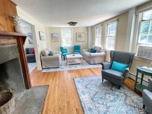 Afbeelding uit fotogalerij van 1860's Colonial House Near Downtown and Beaches! in Madison