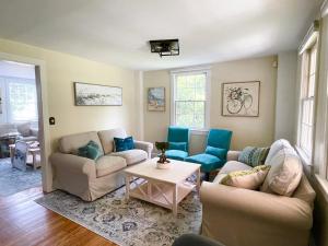 Afbeelding uit fotogalerij van 1860's Colonial House Near Downtown and Beaches! in Madison