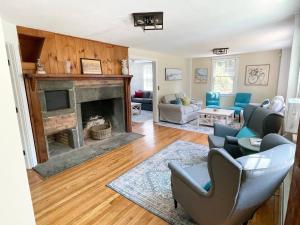 Afbeelding uit fotogalerij van 1860's Colonial House Near Downtown and Beaches! in Madison +28 foto's