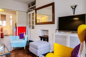Bright and Spacious Acton Apartment