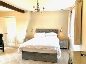 Stunning 6 bedroom Farmhouse in Hellingly房間的床