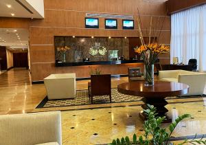 Ο χώρος του lounge ή του μπαρ στο Eurobuilding Hotel & Suites Guayana