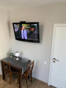 TV a/nebo společenská místnost v ubytování Готель Цісар