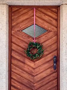 uma porta de madeira com uma coroa de Natal em Ferienhaus Chalet Dr. Winkler em Speichersdorf