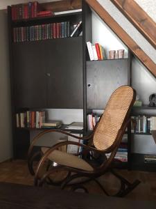 une chaise en face d'un bureau avec un ordinateur dans l'établissement Ferienhaus Chalet Dr. Winkler, à Speichersdorf