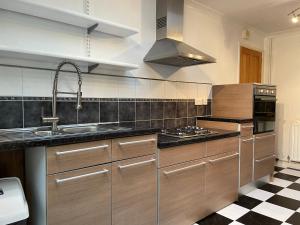 uma cozinha com um lavatório e um fogão em Tivoli Bungalow em Weston-super-Mare