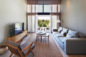 uma sala de estar com um sofá e uma mesa em Minthis Resort em Pafos