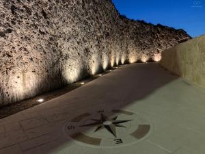 een hal met een stenen muur met verlichting bij Colina del Sol Cullera - Villa Sol in Cullera