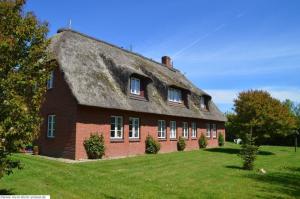a large red brick house with a thatched roof at Lee - a05409 in Dunsum